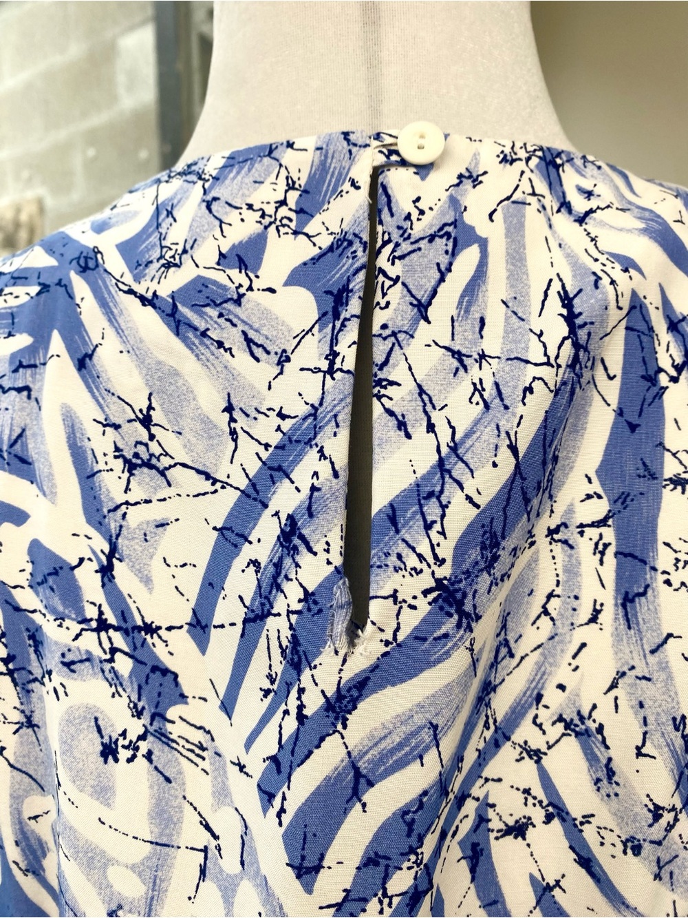 Vintage Shapely Blue Abstract Rayon Blouson Top, Size M - Picture 7 of 8